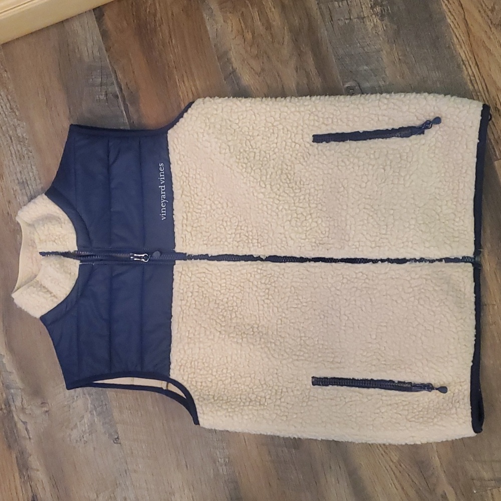 Vineyard Vines Sherpa full zip vest size XS. Like new.